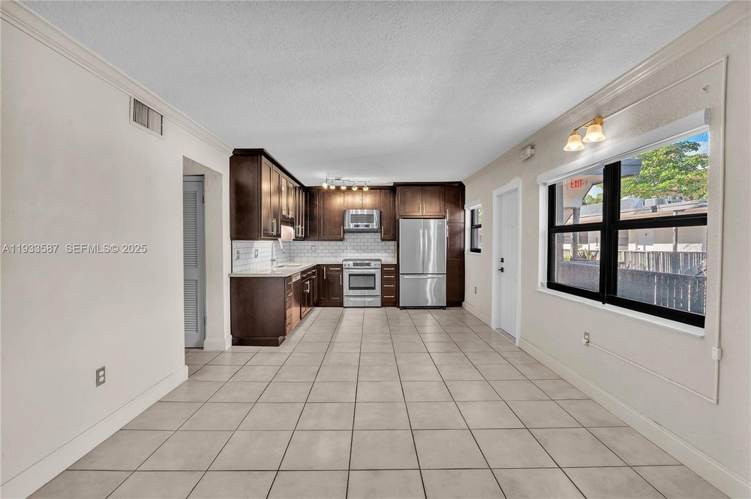 For Rent: $2,950 (2 beds, 1 baths, 679 Square Feet)