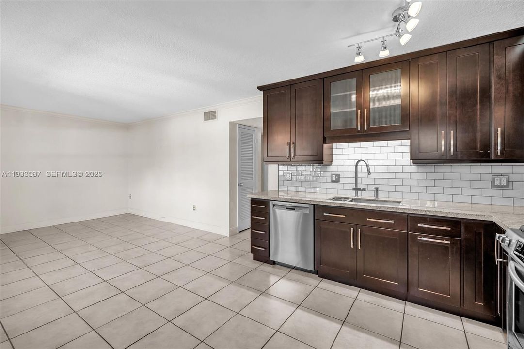 For Rent: $2,950 (2 beds, 1 baths, 679 Square Feet)