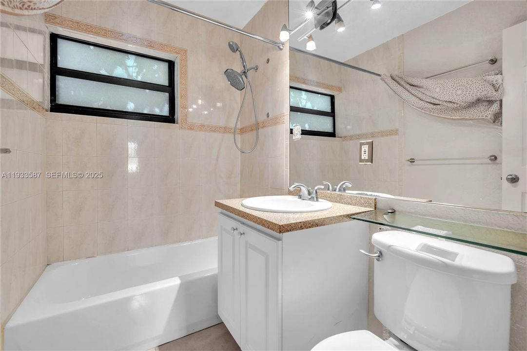 For Rent: $2,950 (2 beds, 1 baths, 679 Square Feet)