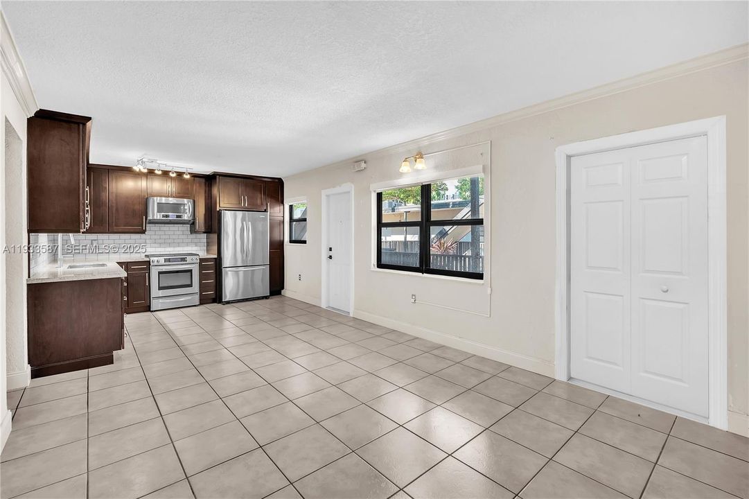 For Rent: $2,950 (2 beds, 1 baths, 679 Square Feet)