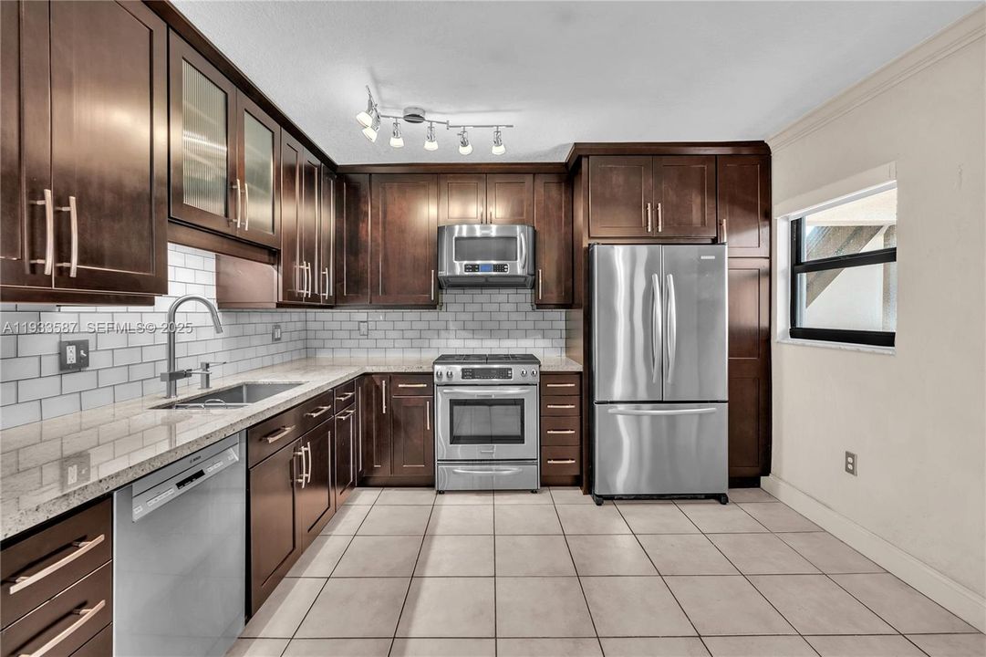 For Rent: $2,950 (2 beds, 1 baths, 679 Square Feet)