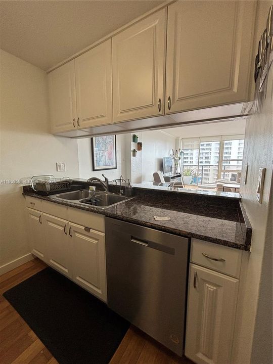 For Rent: $3,000 (2 beds, 2 baths, 990 Square Feet)