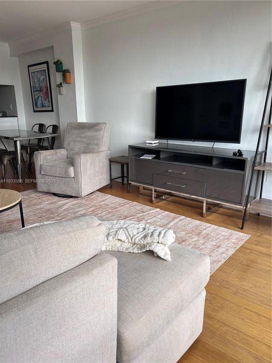 For Rent: $3,000 (2 beds, 2 baths, 990 Square Feet)