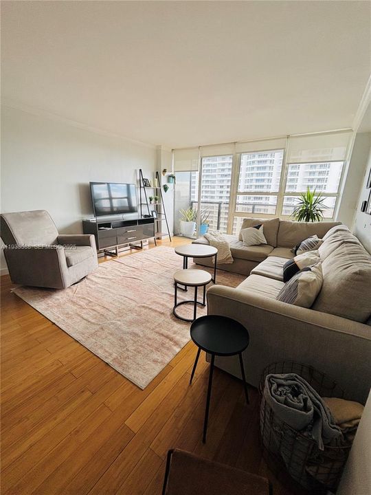 For Rent: $3,000 (2 beds, 2 baths, 990 Square Feet)