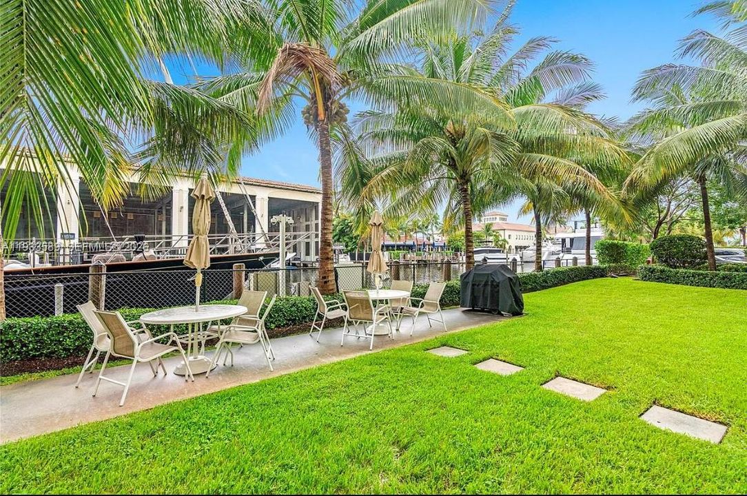 For Sale: $215,000 (1 beds, 1 baths, 720 Square Feet)