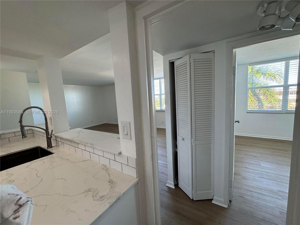 For Sale: $215,000 (1 beds, 1 baths, 720 Square Feet)