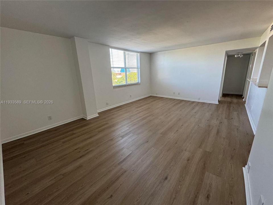 For Sale: $215,000 (1 beds, 1 baths, 720 Square Feet)