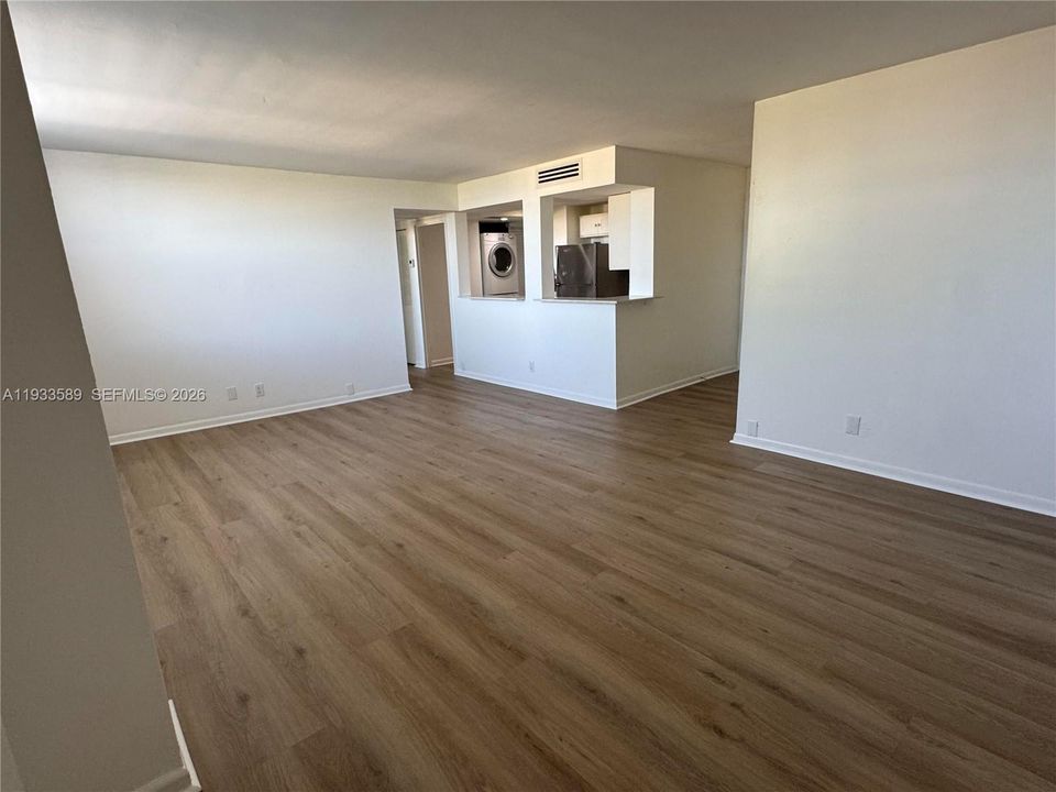 For Sale: $215,000 (1 beds, 1 baths, 720 Square Feet)