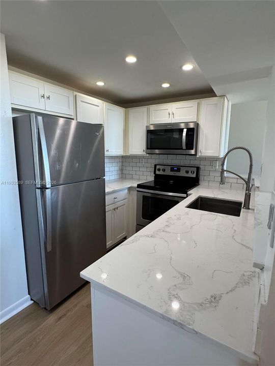 For Sale: $215,000 (1 beds, 1 baths, 720 Square Feet)