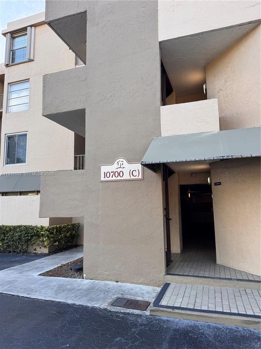 For Rent: $2,100 (2 beds, 1 baths, 930 Square Feet)