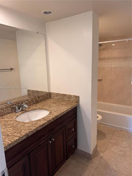 For Rent: $2,100 (2 beds, 1 baths, 930 Square Feet)