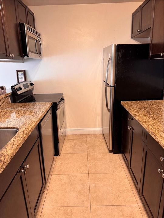 For Rent: $2,100 (2 beds, 1 baths, 930 Square Feet)