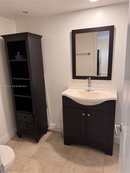 For Rent: $2,100 (2 beds, 1 baths, 930 Square Feet)