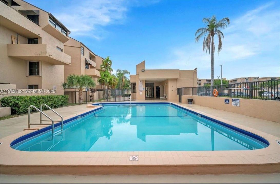 For Rent: $2,100 (2 beds, 1 baths, 930 Square Feet)