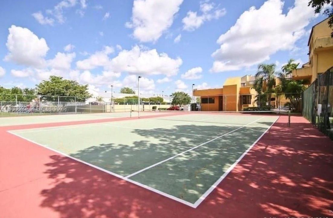 For Rent: $2,100 (2 beds, 1 baths, 930 Square Feet)