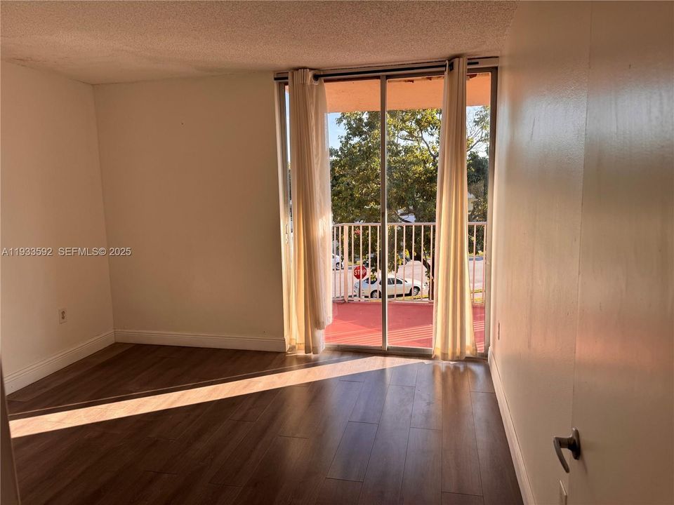 For Rent: $2,100 (2 beds, 1 baths, 930 Square Feet)