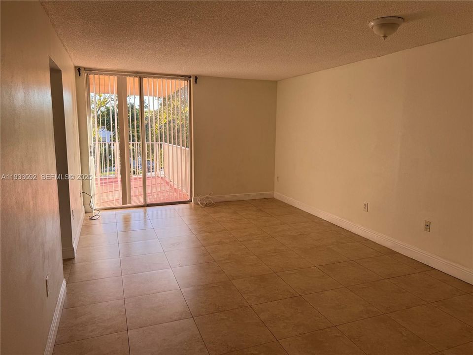For Rent: $2,100 (2 beds, 1 baths, 930 Square Feet)