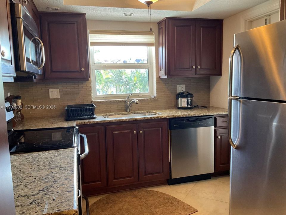 For Rent: $2,050 (2 beds, 2 baths, 940 Square Feet)