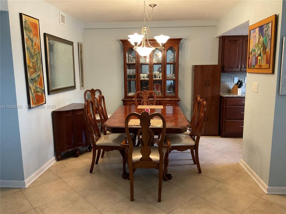 For Rent: $2,050 (2 beds, 2 baths, 940 Square Feet)