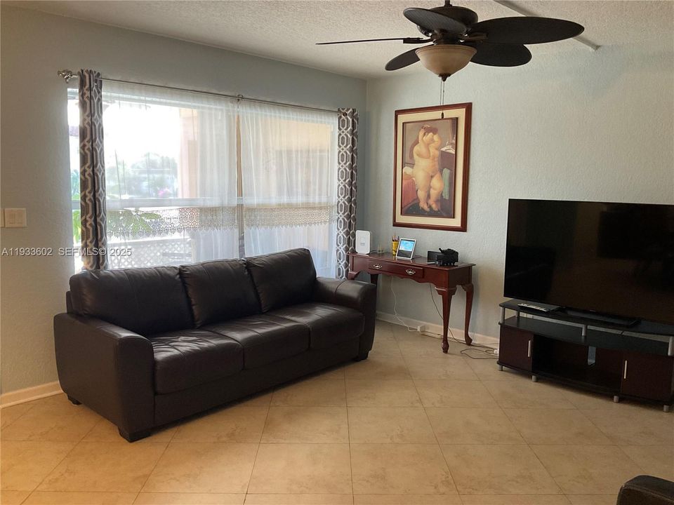 For Rent: $2,050 (2 beds, 2 baths, 940 Square Feet)