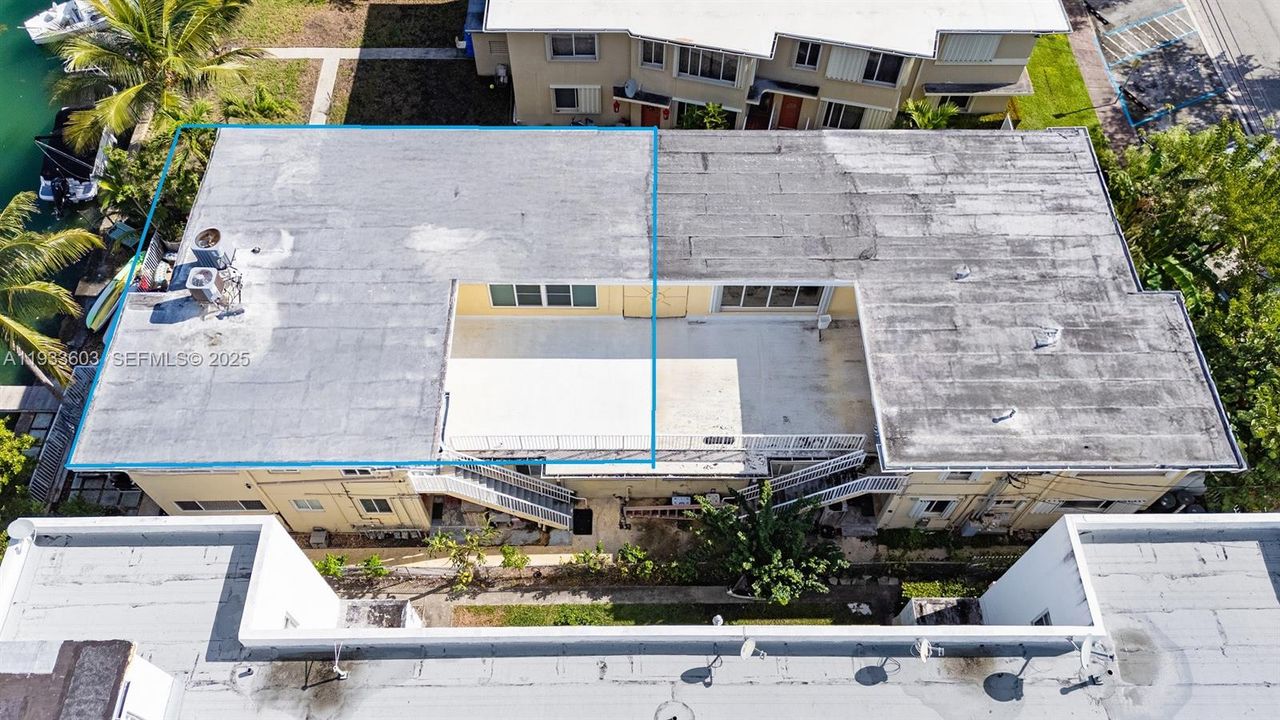 Only Two Units in Top Floor. Can be a great combo for a large family. Feels like a waterfront home.