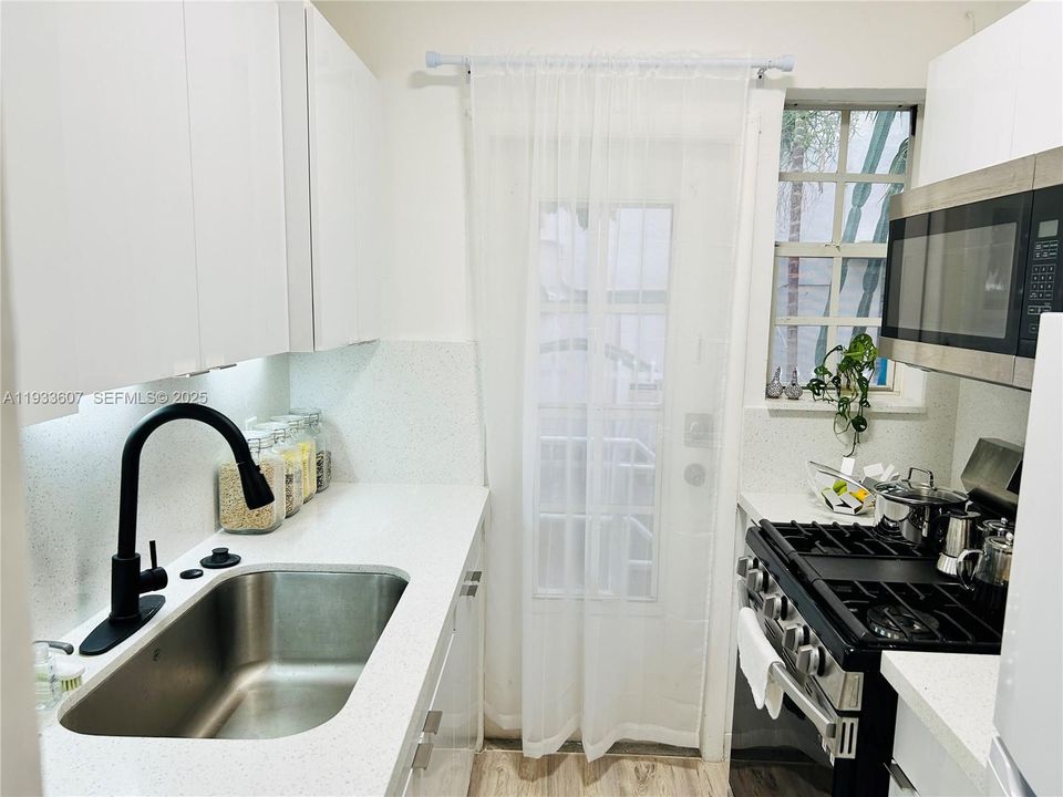 For Rent: $1,950 (0 beds, 1 baths, 414 Square Feet)