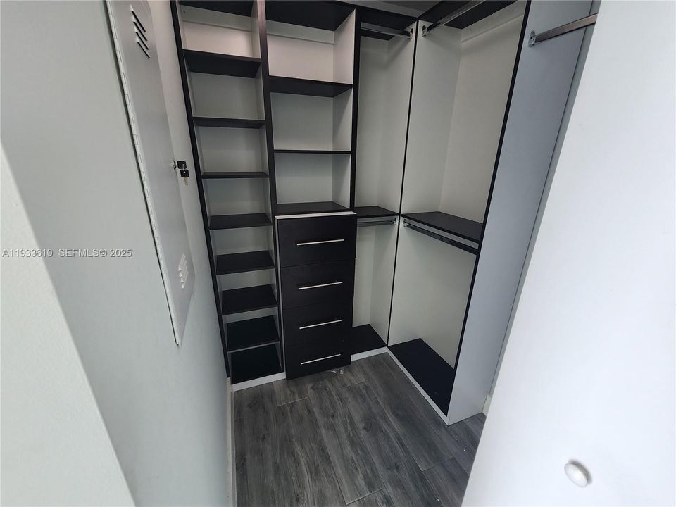 For Sale: $995,000 (2 beds, 2 baths, 1088 Square Feet)