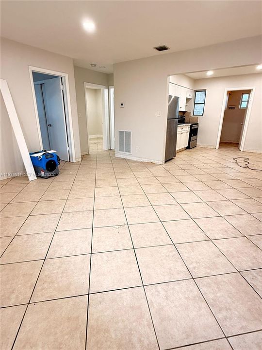 For Rent: $1,950 (2 beds, 1 baths, 1738 Square Feet)