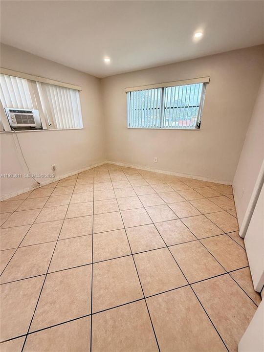 For Rent: $1,950 (2 beds, 1 baths, 1738 Square Feet)