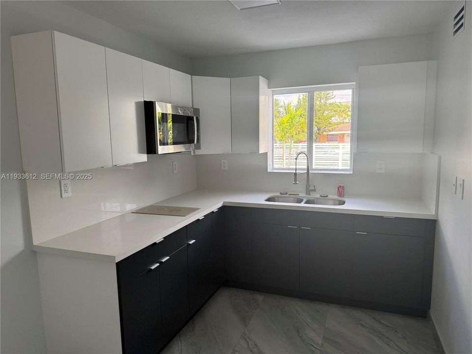 For Rent: $3,200 (2 beds, 1 baths, 850 Square Feet)