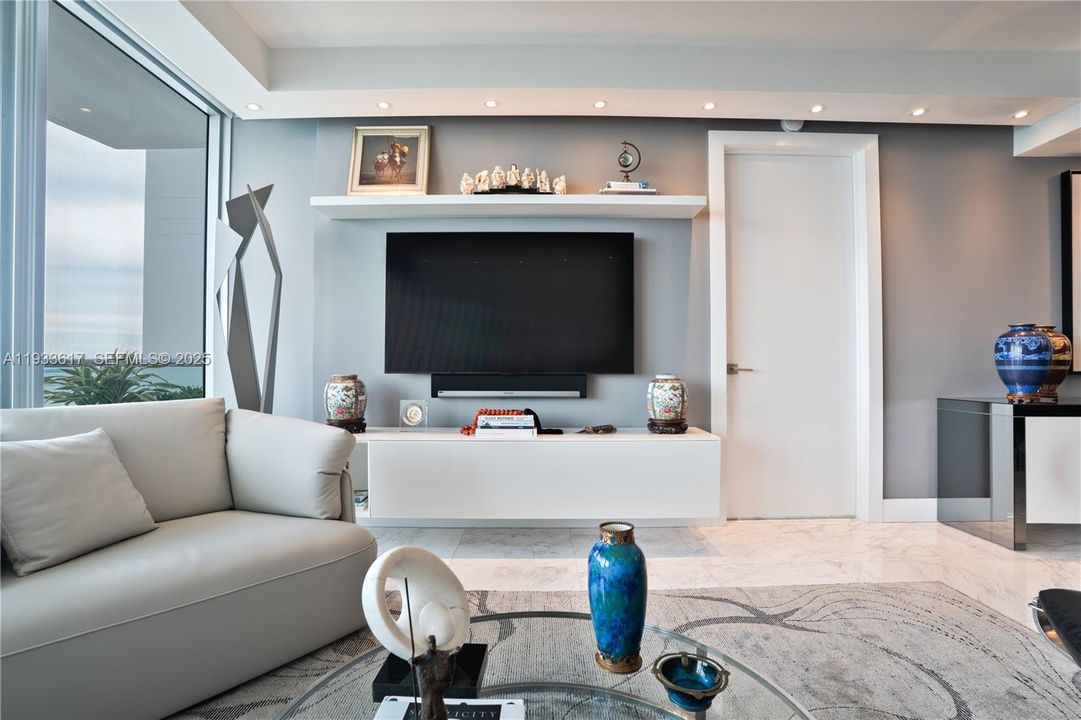 For Sale: $2,139,000 (2 beds, 3 baths, 1730 Square Feet)