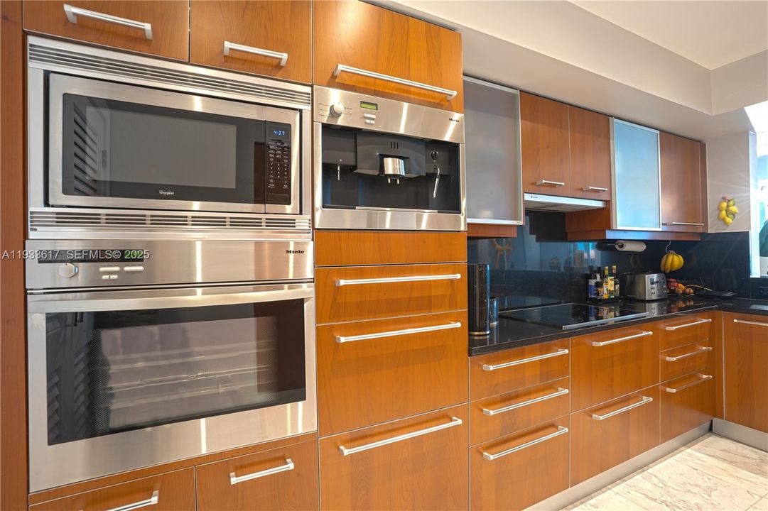 For Sale: $2,139,000 (2 beds, 3 baths, 1730 Square Feet)