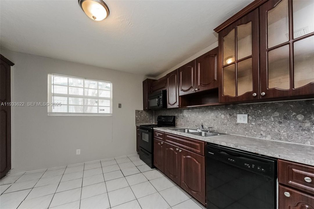 En Renta: $2,435 (3 camas, 2 baños, 1505 Pies cuadrados)