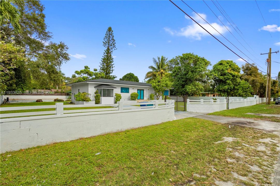 待售: $850,900 (3 贝兹, 3 浴室, 1690 平方英尺)