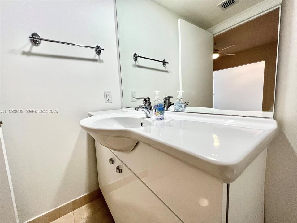 В аренду: $9,000 (3 спален, 3 ванн, 2078 Квадратных фут)