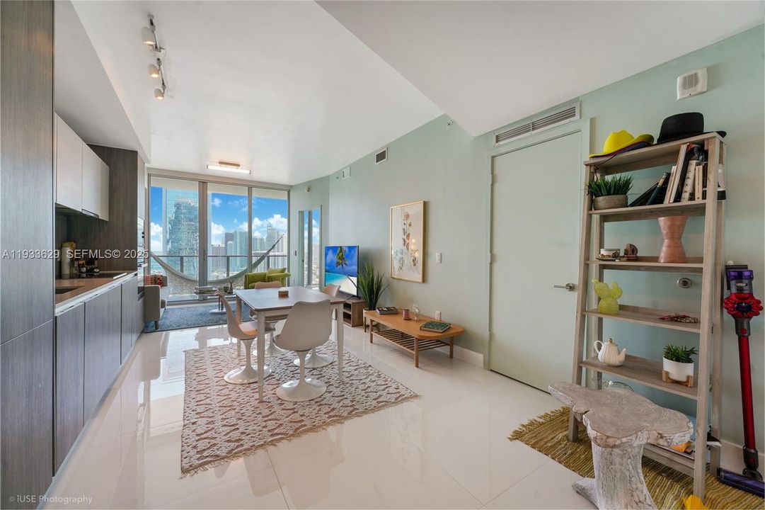 For Sale: $670,000 (1 beds, 2 baths, 790 Square Feet)