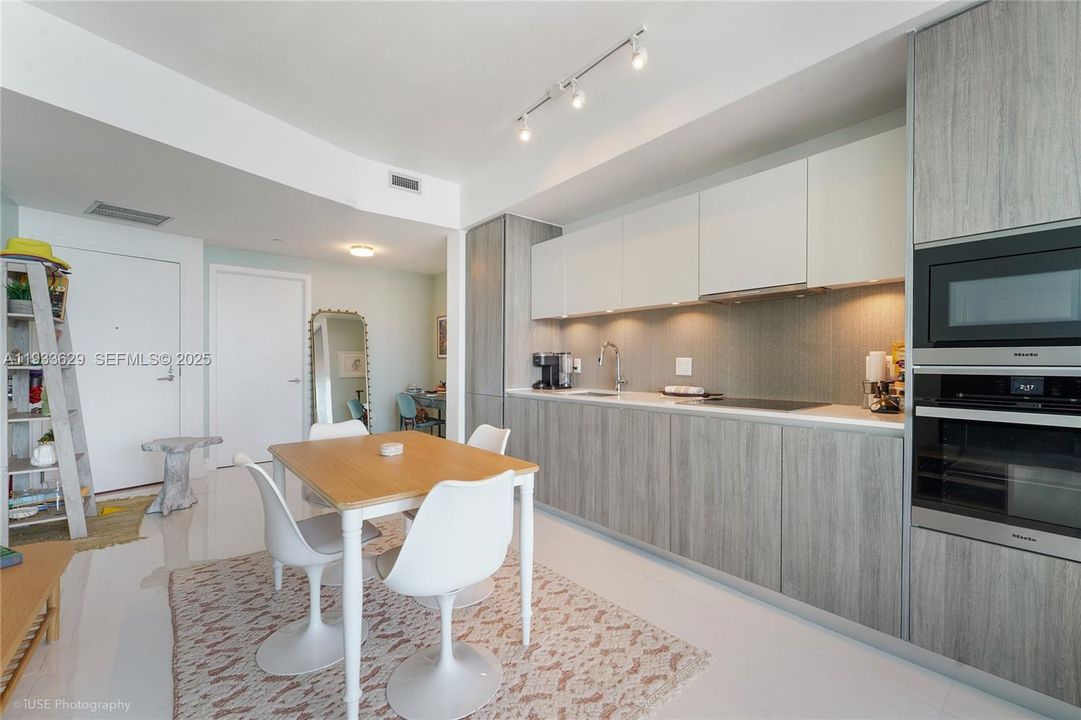 For Sale: $670,000 (1 beds, 2 baths, 790 Square Feet)