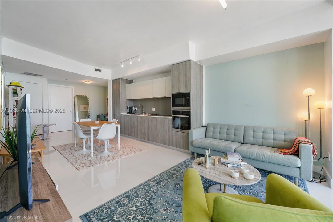 For Sale: $670,000 (1 beds, 2 baths, 790 Square Feet)