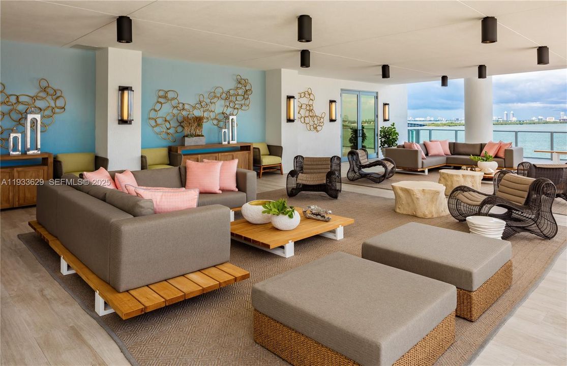 For Sale: $670,000 (1 beds, 2 baths, 790 Square Feet)