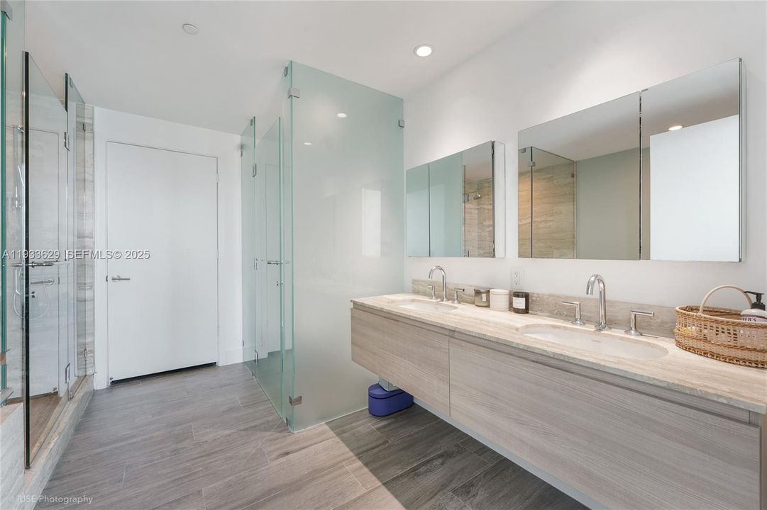 For Sale: $670,000 (1 beds, 2 baths, 790 Square Feet)