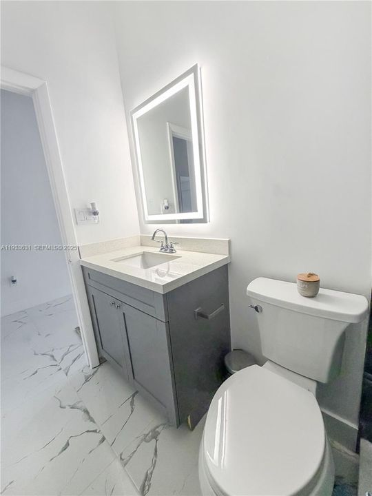 En Venta: $410,000 (2 camas, 2 baños, 900 Pies cuadrados)