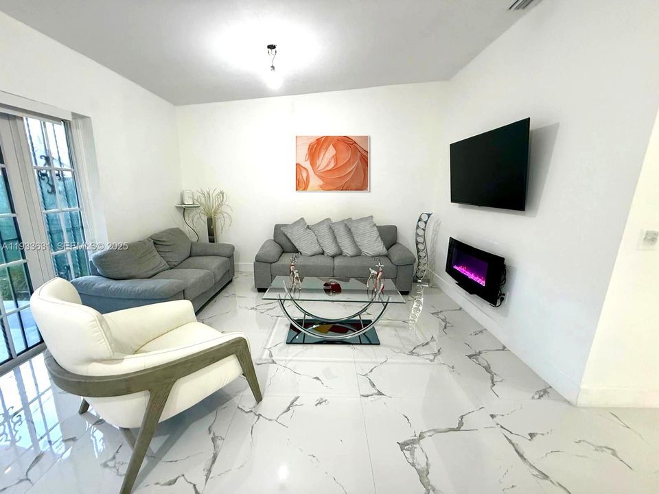 En Venta: $410,000 (2 camas, 2 baños, 900 Pies cuadrados)