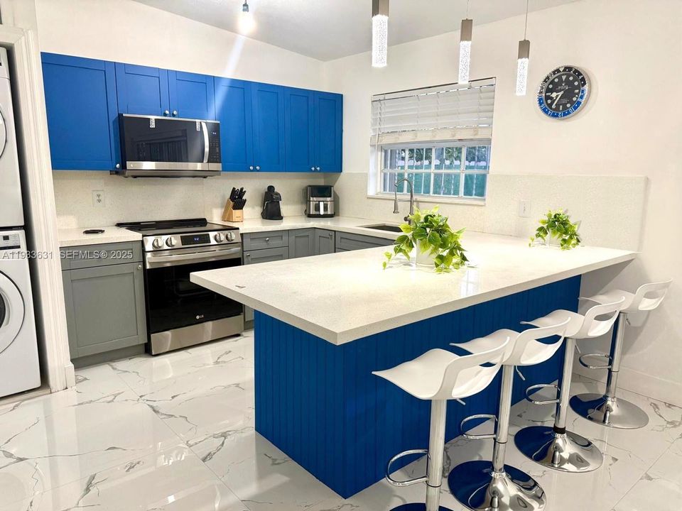 En Venta: $410,000 (2 camas, 2 baños, 900 Pies cuadrados)