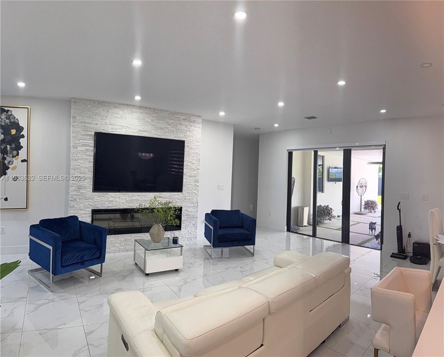 待售: $1,099,900 (5 贝兹, 4 浴室, 2070 平方英尺)