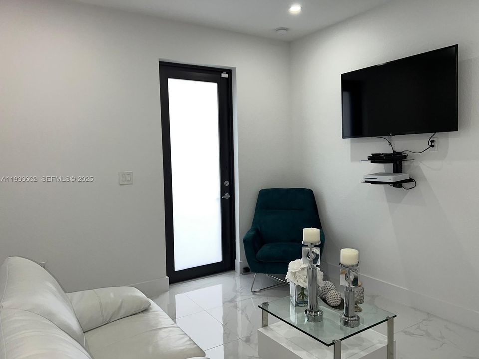 待售: $1,099,900 (5 贝兹, 4 浴室, 2070 平方英尺)