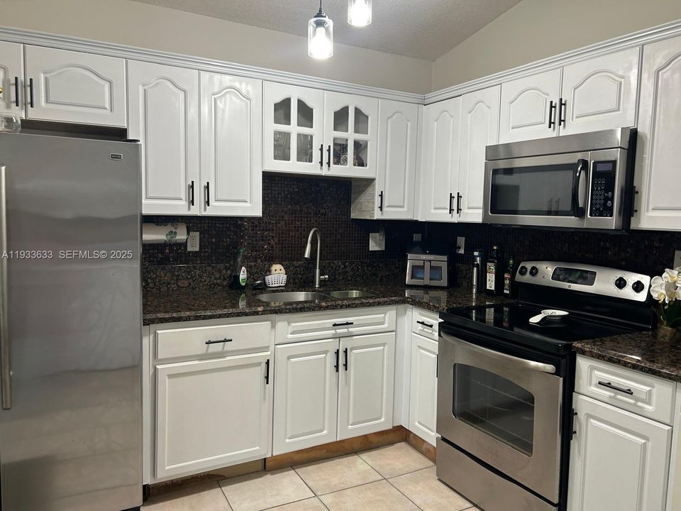 For Rent: $2,900 (3 beds, 2 baths, 1269 Square Feet)