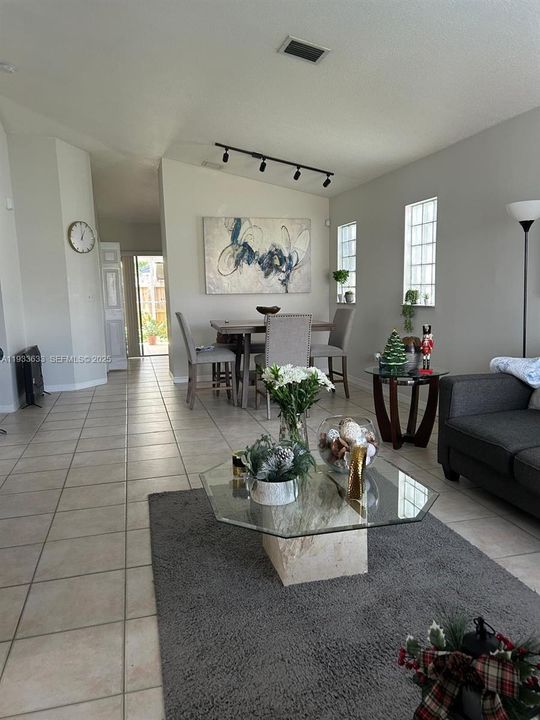 For Rent: $2,900 (3 beds, 2 baths, 1269 Square Feet)