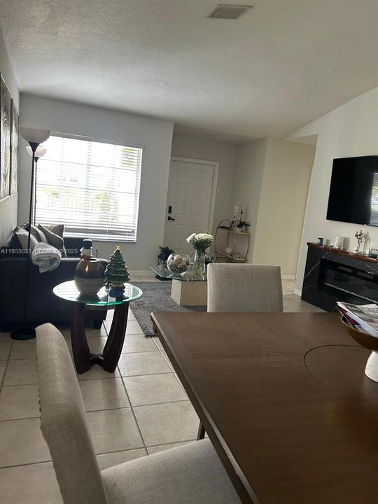 For Rent: $2,900 (3 beds, 2 baths, 1269 Square Feet)