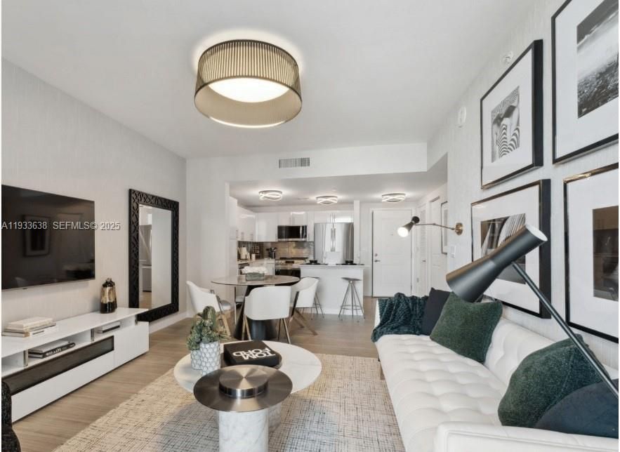 For Rent: $2,290 (1 beds, 1 baths, 672 Square Feet)