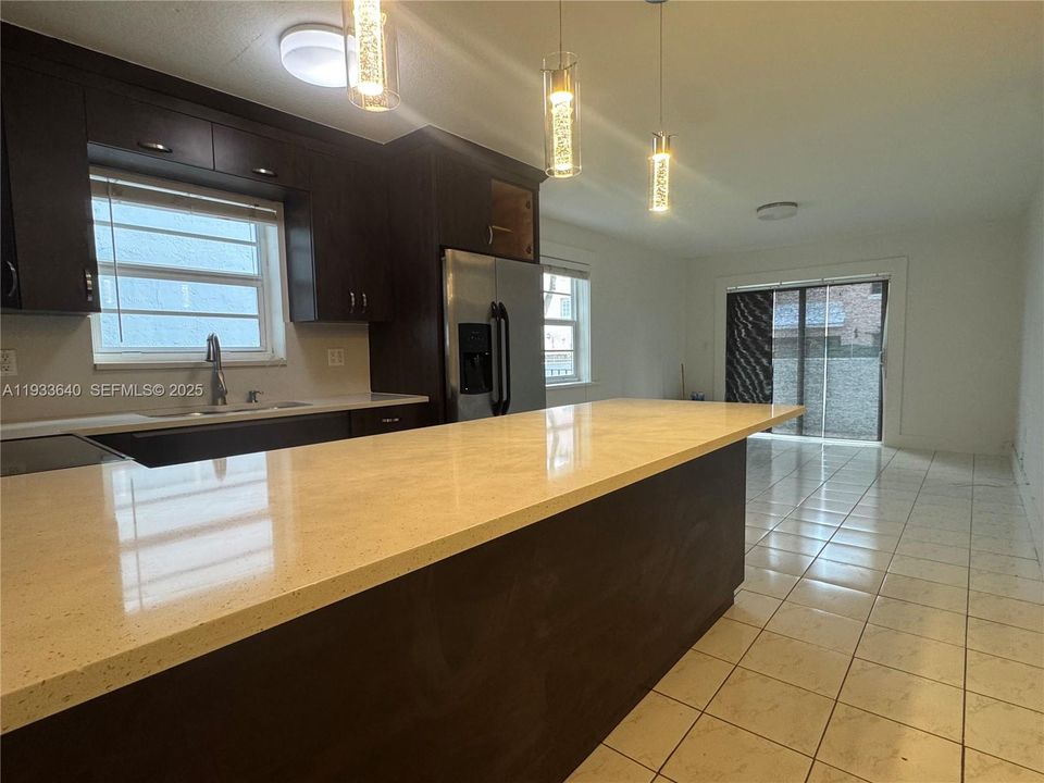 出租: $2,500 (2 贝兹, 2 浴室, 897 平方英尺)